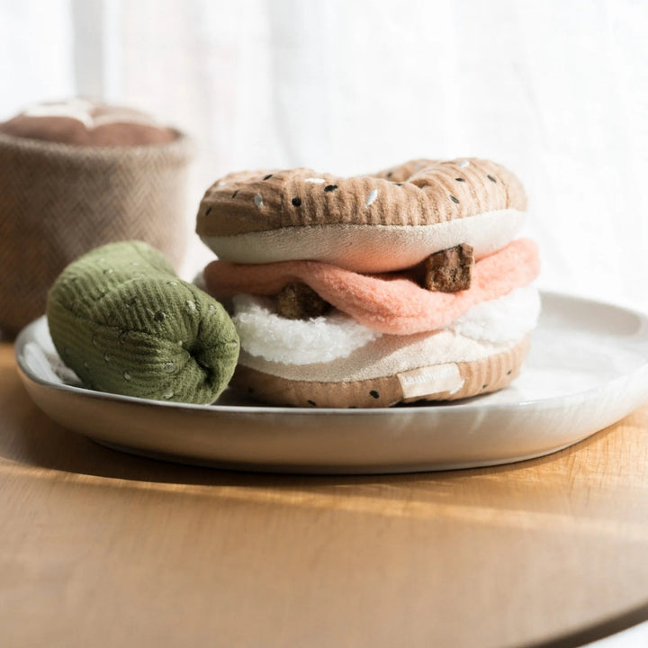 Hundespielzeug Schnüffelduo Bagel mit Gurke