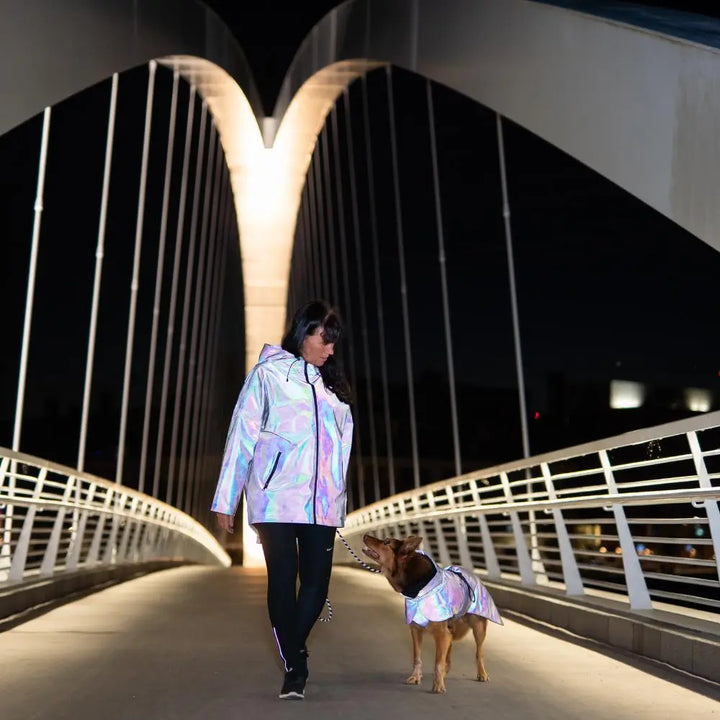 Hochreflektierender Regenmantel für Damen Camouflage Jetzt erhältlich bei  Dogsmopolitan