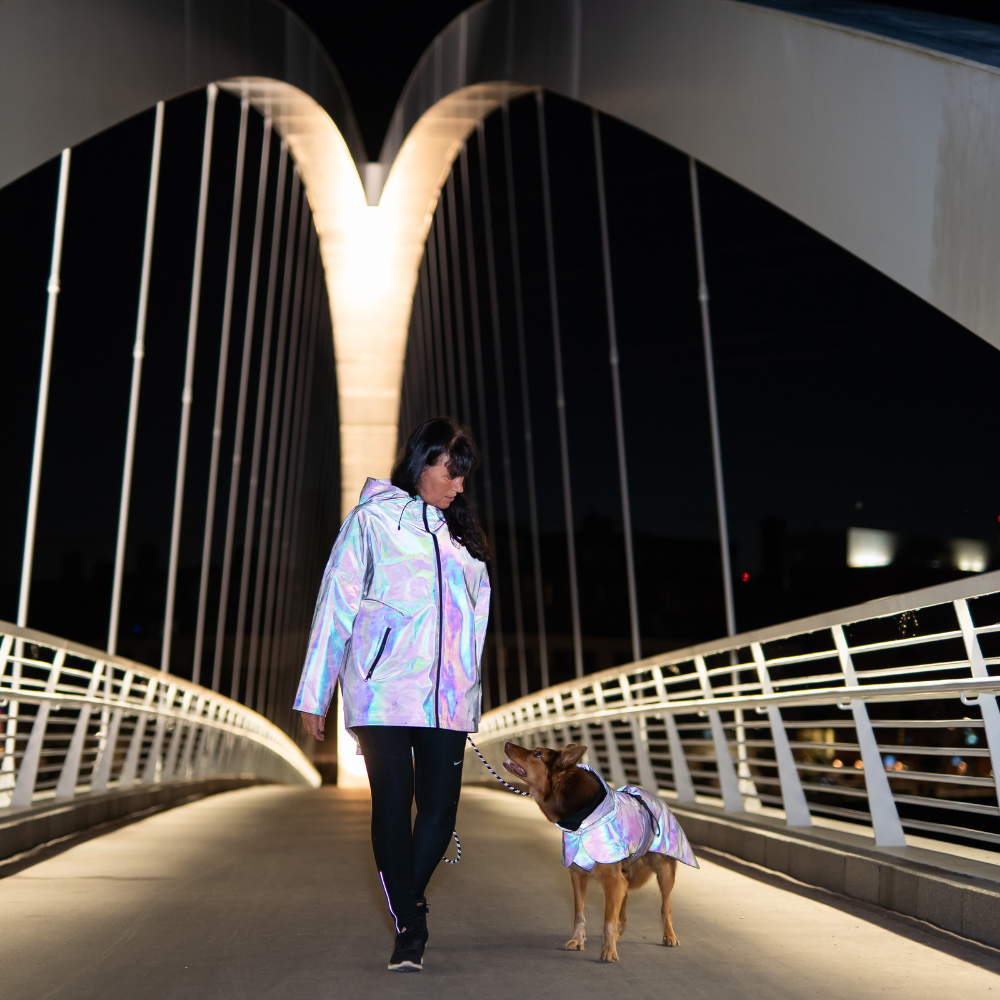 Hochreflektierender Regenmantel für Damen Schwarz Jetzt erhältlich bei  Dogsmopolitan