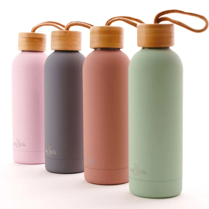 DØG SKÅL Cotton Candy Edelstahl Wasserflasche inklusive Napf, Schultergurt und Flaschenhalter Jetzt erhältlich bei  Dogsmopolitan