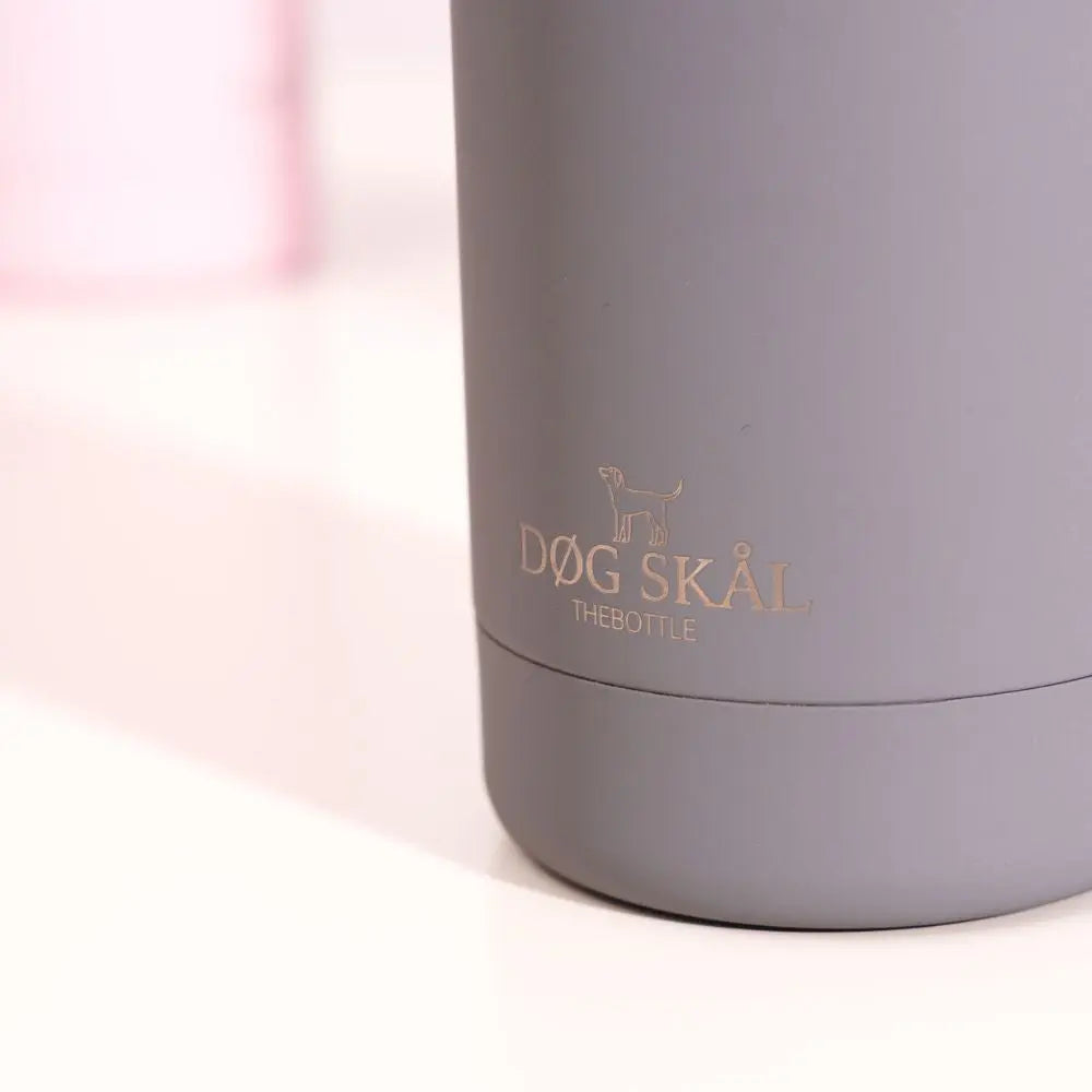 DØG SKÅL Cool Grey Edelstahl Wasserflasche inklusive Napf, Schultergurt und Flaschenhalter Jetzt erhältlich bei  Dogsmopolitan