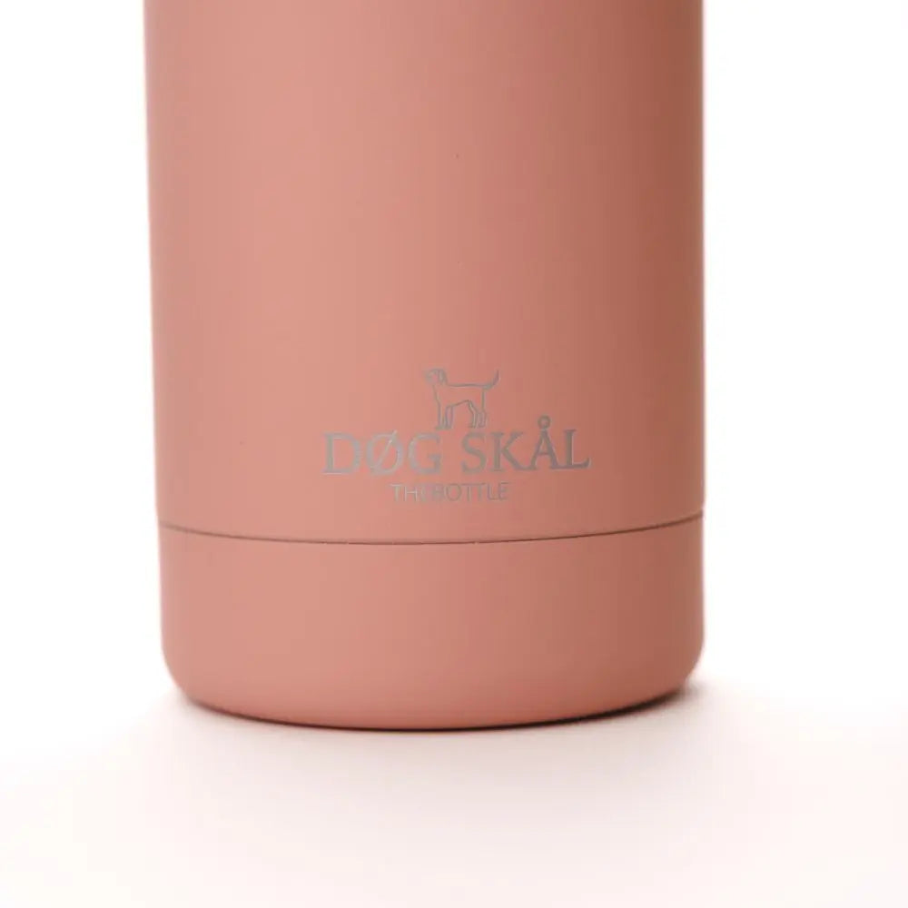 DØG SKÅL Dusty Rose Edelstahl Wasserflasche inklusive Napf, Schultergurt und Flaschenhalter Jetzt erhältlich bei  Dogsmopolitan