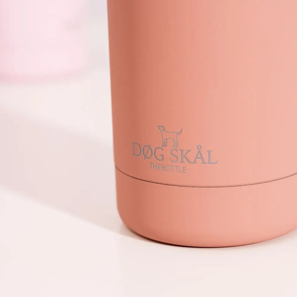 DØG SKÅL Dusty Rose Edelstahl Wasserflasche inklusive Napf, Schultergurt und Flaschenhalter Jetzt erhältlich bei  Dogsmopolitan