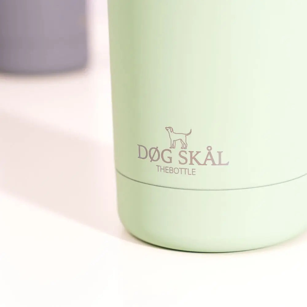 DØG SKÅL Jet Stream Green Edelstahl Wasserflasche inklusive Napf, Schultergurt und Flaschenhalter Jetzt erhältlich bei  Dogsmopolitan